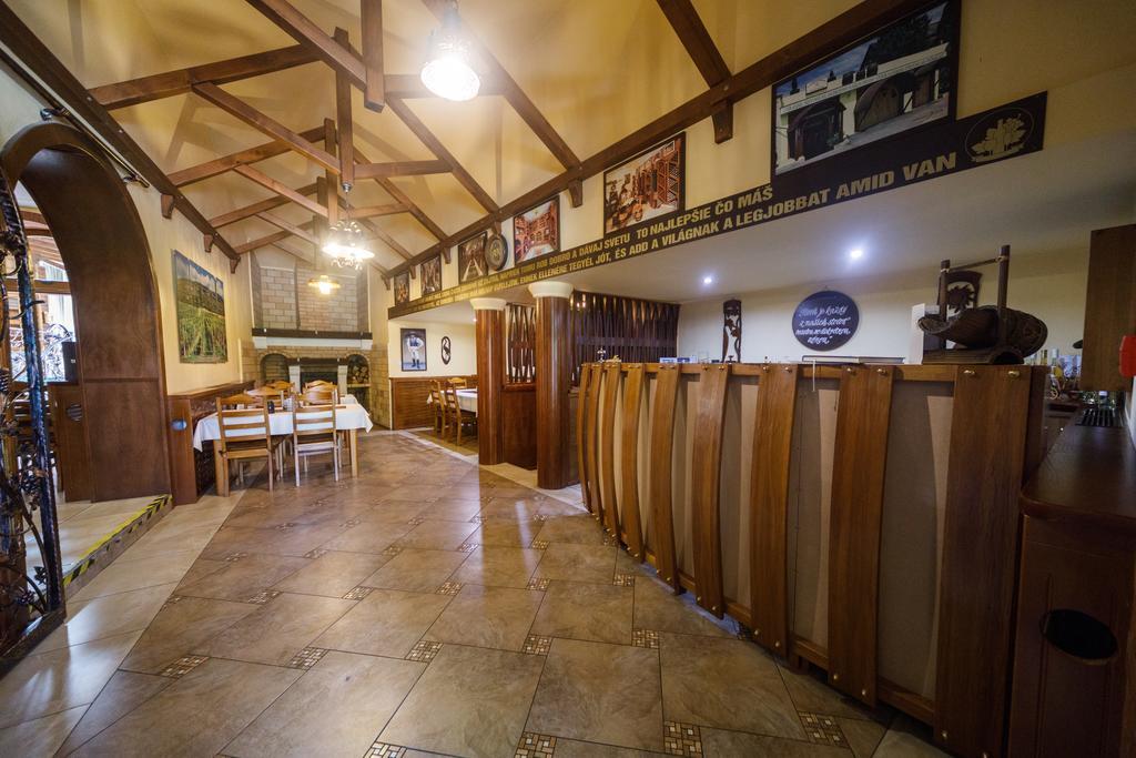 Tokaj Zlata Putna - Restaurant & Pension Vinicky ภายนอก รูปภาพ