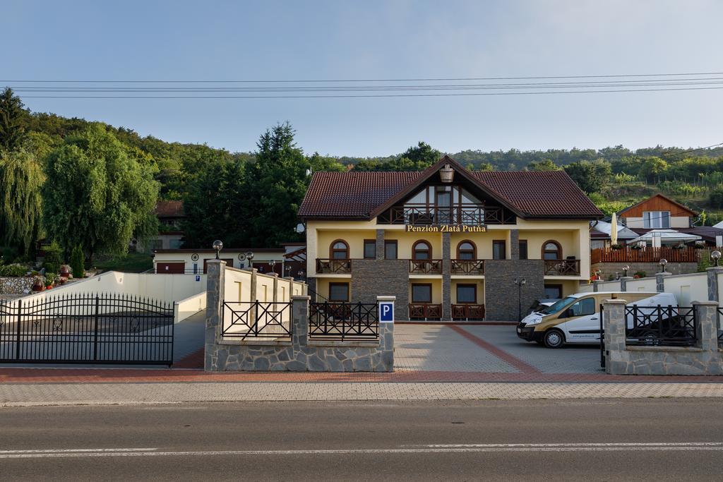 Tokaj Zlata Putna - Restaurant & Pension Vinicky ภายนอก รูปภาพ